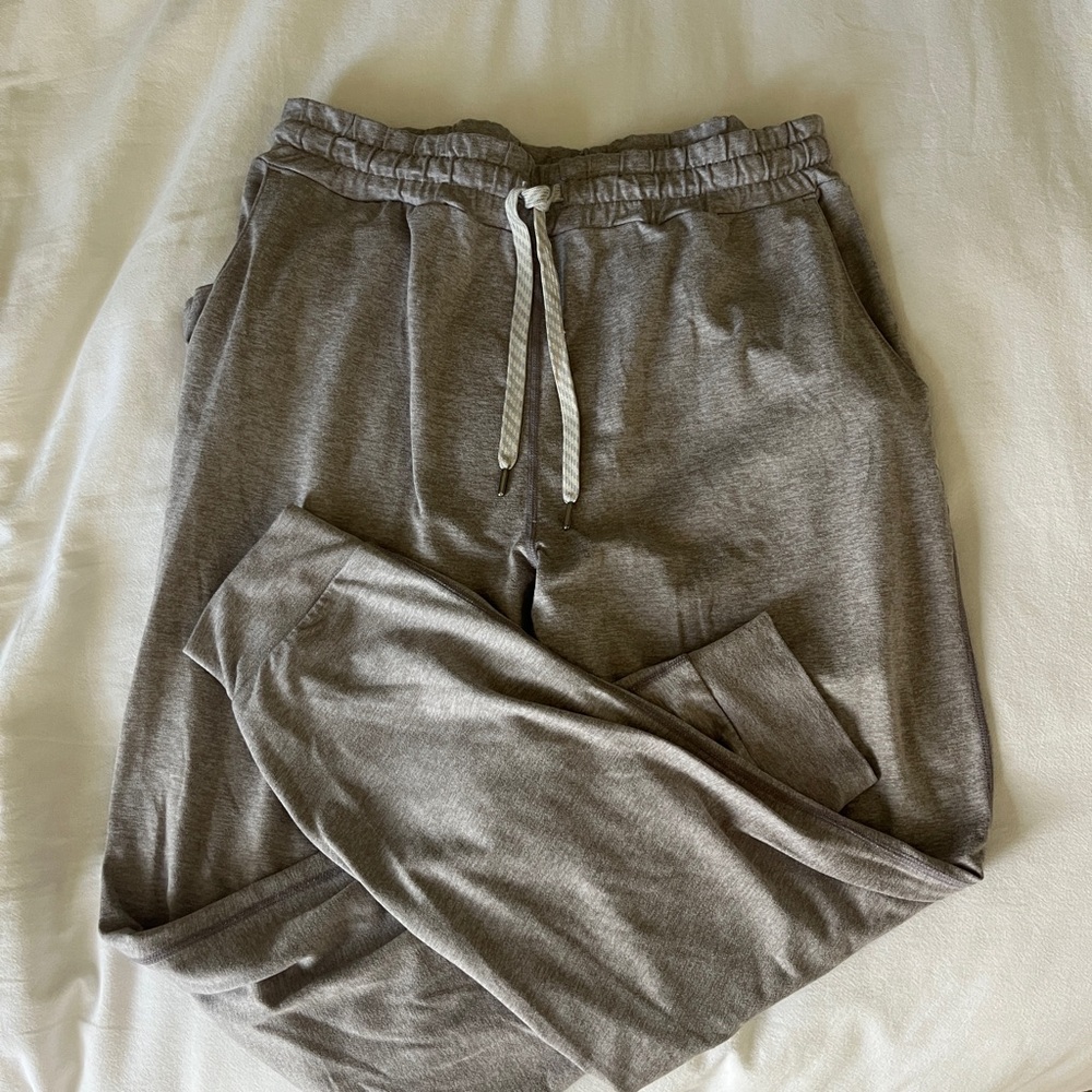 SOLD Vuori Heather Gray WoMen's Joggers